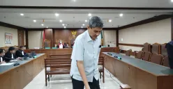 Terdakwa mantan Direktur Operasional PT Timah Alwin Albar usai menjalani sidang putusan di Pengadilan Tipikor Jakarta Pusat, Senin, 5 Mei 2025. (Sumber: Poskota/Ramot Sormin)