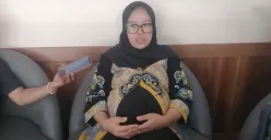 Anggota DPRD Kota Cimahi Komisi 1, Fitriyani Angelina Silaban, memberikan pernyataan, di Gedung DPRD Cimahi, Senin, 5 Mei 2025. (Sumber: Poskota/Gatot Poedji Utomo)
