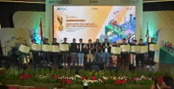 Penyerahan apresiasi kepada pemenang kompetisi Innovillage tahun 2024 oleh Senior General Manager, Hery Susanto (tengah), beberapa waktu yang lalu.