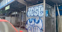 Kondisi Halte di Kota Tangerang tampak dibiarkan rusak, Senin,5 Mei 2025. (Sumber: Poskota/Primayanti Juli Kumala)