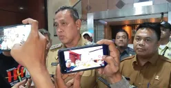 Wali Kota Bekasi, Tri Adhianto Tjahyono merespons laporan mengenai polemik aplikasi World App di Jalan Ir Juanda Bekasi Timur, Senin, 5 Mei 2025. (Sumber: Poskota/Nurpini Aulia)
