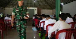 Ratusan siswa menerima materi di Rindam III/Siliwangi, Dodik Bela Negara, Kecamatan Lembang, Kabupaten Bandung, Senin, 5 Mei 2025. (Sumber: Poskota/Gatot Poedji Utomo)