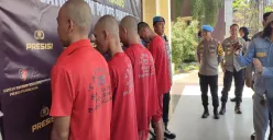 Berkepala plontos, oknum anggota ormas ini dibariskan polisi bersama para pelaku curanmor lainnya di Mapolres Pandeglang. (Sumber: Poskota/Samsul Fatoni)