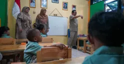 Gubernur Jakarta Pramono Anung meninjau tempat penitipan anak atau daycare gratis Taman Anak Sejahtera (TAS) Arutula di Kebon Bawang, Tanjung Priok, Jakarta Utara, Senin, 5 Mei 2025. (Sumber: Poskota/Bilal Nugraha Ginanjar)