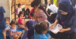 Kolase Foto - Lilia, satu-satunya guru yang telah puluhan tahun menjadi pengajar bagi anak-anak tak mampu di kawasan TPU Bintaro, Pesanggrahan, Sekolah Rumah Luminare Rempoa. (Sumber: TikTok/harjantohalim88/Poskota/Fani Ferdiansyah)
