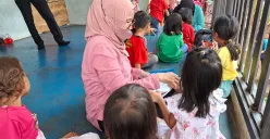 Guru sekolah saat mengajari anak-anak Rumah Luminare Rempoa di Kecamatan Pesanggrahan, Jakarta Selatan, Senin, 5 Mei 2025. (Sumber: Poskota/Angga Pahlevi)