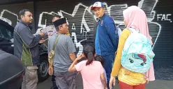 Sejumlah warga mendatangi kantor aplikasi world App di Bekasi Timur sejak pagi dini hari. Mereka ngotot mendaftar padahal komdigi telah melarang ikut kegiatan ini, Senin 5 Mei 2025. (Sumber: Poskota/Nurpini Aulia Rapika)