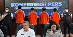 Konferensi pers penangkapan WNA asal Paskiran di Kantor Imigrasi Kelas 1 Khusus Non TPI Jakarta Barat, Senin, 5 Mei 2025. (Sumber: Poskota/Pandi Ramedhan)