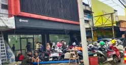 Ilustrasi masyarakat berbondong-bondong lakukan verifikasi retina untuk World App di Bekasi, Jawa Barat. (Sumber: X/@AKU_dgn3putra)
