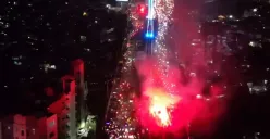 Ribuan Bobotoh merayakan kemenangan Persib Bandung dengan konvoi dan memenuhi seluruh ruas jalan terutama di Kawasan Dago bahkan jembatan Pasopati pun menjadi lautan biru khas Bobotoh Persib. (Sumber: Capture Instagram @bandungfootball)