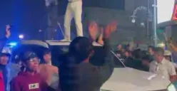 Persib Bandung juara Liga 1 2024/2025. Gubernur Jabar Dedi Mulyadi turun ke jalanan di Kota Bandung rayakan bersama bobotoh, disambut sorakan "Bapak Aing". (Sumber: Capture Instagram Netijen)