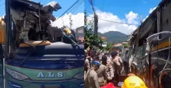 Bus ALS terguling di Padang Panjang, Sumbar, Selasa 6 Mei 2025. 11 tewas, 1 masih terjepit. 25 penumpang dievakuasi ke RS. (Sumber: Capture Instagram @InfoPadangPanjang)