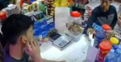 Seorang pria diduga preman mengambil beras 5 kg di warung di wilayah Deli Serdang dengan membayarnya menggunakan ijazah SD. (Sumber: Tangkap Layar X/@TukangBedah)