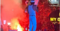 Potret Gubernur Jawa Barat, Dedi Mulyadi yang tampil pakai singlet dalam perayaan Persib Bandung juara Liga 1. (Sumber: Instagram/@dedimulyadi71)