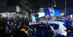 Gubernur Jabar, Dedi Mulyadi merayakan Persib juara Liga 1 bersama bobotoh. (Sumber: Humas Pemprov Jabar)