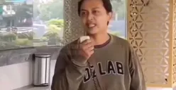Seorang ayah di Karawang melakukan orasi di depan RSUD Karawang seusai anak pertamanya meninggal dunia. (Sumber: Tangkap Layar Instagram/@mood.jakarta)