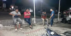 HE alias Dewa (mengenakan seragam ormas) diamankan petugas Unit Reskrim Polsek saat nongkrong di halaman mini market di Kecamatan Ciruas Kabupaten Serang. (Sumber: Polsek Ciruas)