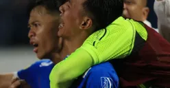 Gelandang Persib Bandung, Beckham Putra meneteskan air mata setelah meraih kemenangan 2-1 atas Bali United pada laga di Stadion Gelora Bandung Lautan Api, Jumat, 18 April 2025. (Sumber: Poskota/Ade Mamad)