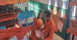 Personel BPBD Cimahi merapikan logistik di Kantor BPBD, Jalan Cihanjuang, Kota Cimahi, Selasa 6 Mei 2025. (Sumber: Poskota/Gatot Poedji Utomo)