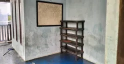 Kondisi lantai 2 Rumah Luminire Rempoa hanya terlihat satu papan tulis kecil dan satu rak buku. Di sinilah puluhan anak-anak pemulung dan tak mampu menggantungkan cita-cita masa depannya. (Sumber: Poskota/M. Tegar Jihad)