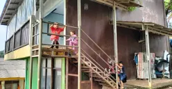 Sejumlah anak-anak bermain di sekolah gratis Rumah Luminare Rempoa, Pesanggrahan, Jakarta Selatan, Selasa 6 Mei 2025. (Sumber: Poskota/M. Tegar Jihad)