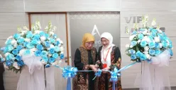 CEO RS MMC dr. Isnindyarti, MKM (kiri) dan CEO AdMedika Dian Prambini (kanan) meresmikan AdMedika VIP Executive Lounge di RS MMC, Selasa, 6 Mei 2025. (Sumber: Dok. Telkom Indonesia)