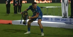Marc Klok angkat trofi juara Liga 1 Persib Bandung. (Sumber: persib.co.id)