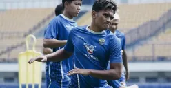 Gelandang Persib, Ahmad Agung samai capaian seniornya, Achmad Jufriyanto setelah sukses membawa Maung Bandung menjuarai Liga 1 2024-2025. (Foto: X/@persib)