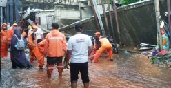 TRC BPBD Jakarta bersama PPSU Kalibata Timur berusaha menutup tanggul yang jebol di kawasan Jakarta Selatan. (Sumber: Dok. BPBD Jakarta)