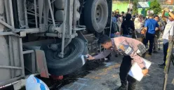 Bus ALS terguling di Padang Panjang, Sumatera Barat, menewaskan 12 orang. Diduga akibat rem blong, puluhan penumpang luka-luka. Sopir dalam kondisi koma. (Sumber: X/@AlwiHusin)