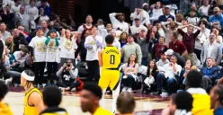 Tyrese Haliburton mencetak 3 poin penentu kemenangan dramatis Indiana Pacers atas Cleveland Cavaliers di game 2 semifinal wilayah timur playoff NBA 2025. (Sumber: Instagram @pacers)