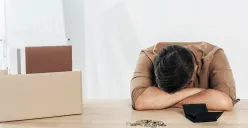 Ilustrasi debitur galbay yang sering dapat tagihan dari debt collector pinjol. (Sumber: Freepik)