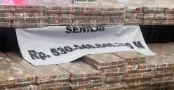 Barang bukti berupa tumpukan uang dalam kasus pengungkapan Tindak Pidana Pencucian Uang (TPPU) judi online, di Mabes Polri, Jakarta Selatan Rabu, 7 Mei 2025. (Sumber: Poskota/Ali Mansur)