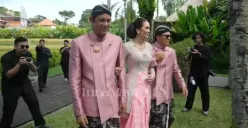 Luna Maya didampingi oleh sang kakak Ismael Dully dan Tipi Jabrik. (Sumber: YouTube/TS Media)