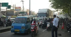 Petugas Dishub Kabupaten Bogor menertibkan parkir liar di kawasan Cibinong dan Citereup, Rabu, 7 Mei 2025. (Sumber: Dok. Pemkab Bogor)