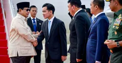 Presiden Prabowo Subianto menyalami Wakil Presiden Gibran Rakabuming Raka. (Sumber: setkab.go.id)