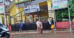 Sejumlah anak tampak bermain di depan SDN Utan Jaya Depok yang disegel oleh ahli waris. (Sumber: Poskota/Angga Pahlevi)