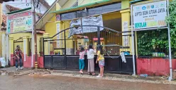 Tiga orang anak berdiri di depan gerbang sekolah mereka, SDN Utan Jaya, yang disegel ahli waris. (Sumber: Poskota/Angga Pahlevi)