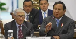 Bill Gates (kiri) dan Presiden Prabowo Subianto (kanan) melakukan perbincangan terkait program sosial di Istanda Merdeka, Rabu 7 Mei 2025. (Sumber: YouTube/Sekretariat Presiden)