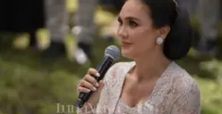 Luna Maya saat meminta doa restu dari Ibunda dalam acara sungkeman jelang pernikahan dengan Maxime Bouttier. (Sumber: YouTube/TS Media)