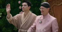 Potret Maxime Bouttier (kiri) bersama Ayahnya (kanan) saat acara sungkeman jelang pernikahan dengan Luna Maya. (Sumber: YouTube/TS Media)