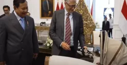 Momen BIll Gates berikan hadiah boneka paus kepada Bobby Kartanegara, kucing Prabowo. (Sumber: tangkapan layar)