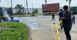 Personel Unit Reskrim Polsek Cikande memasang garis polisi di TKP truk pengangkut bahan kimia yang terbakar. (Sumber: Polsek Cikande)