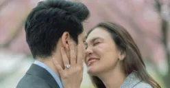 Luna Maya dan Maxime Bouttier berpose mesra dalam sesi foto prewedding yang elegan menjelang pernikahan mereka pada 7 dan 8 Mei 2025. (Sumber: Instagram/Luna Maya)