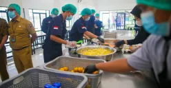 Dinkes Bogor bersama Pemkot mengambil sampel makanan di Bosowa Bina Insani. (Sumber: Dok. Pemkot Bogor)