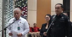 Kapuspenkum Kejagung Harli Siregar dan Direktur Penindakan Jampidmil Kejagung, Brigjen TNI Andi Suci (seragam hitam) dalam konferensi pers di Gedung Kejaksaan Agung, Jakarta, Rabu, 7 Mei 2025 malam. (Sumber: Poskota/Ali Mansur)