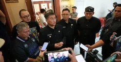 Wagub Jabar, Erwan Setiawan memaparkan perubahan titik akhir konvoi Persib Juara, Kamis 9 Mei 2025. (Foto: Dok. Humas Pemprov Jabar)