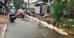 Lokasi tanggul jebol saat hujan deras di kawasan Kelurahan Kalibata, Kecamatan Pancoran, Jakarta Selatan, Kamis, 8 Mei 2025. (Sumber: Poskota/Pandi Ramedhan)