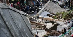 Tembok pembatas sepanjang 12 meter di Kalibata Timur Raya, Jakarta Selatan ambruk karena tersumbatnya kali yang tepat berada di belakangnya. (Sumber: Poskota/Bilal Nugraha Ginanjar)