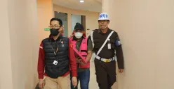 Tersangka kasus perintangan penanganan perkara berinisial MAM digiring menuju mobil tahanan di Gedung Kejaksaan Agung, Jakarta, Rabu, 7 Mei 2025 dini hari WIB. (Sumber: Dok. Kejagung)